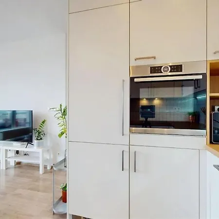 Modern Near Airport With Free Parking Apartment *