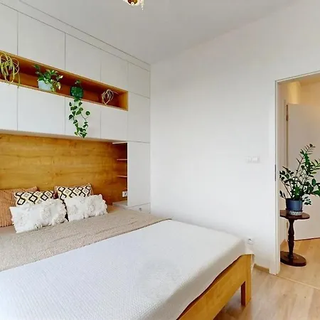 Modern Near Airport With Free Parking Apartment *